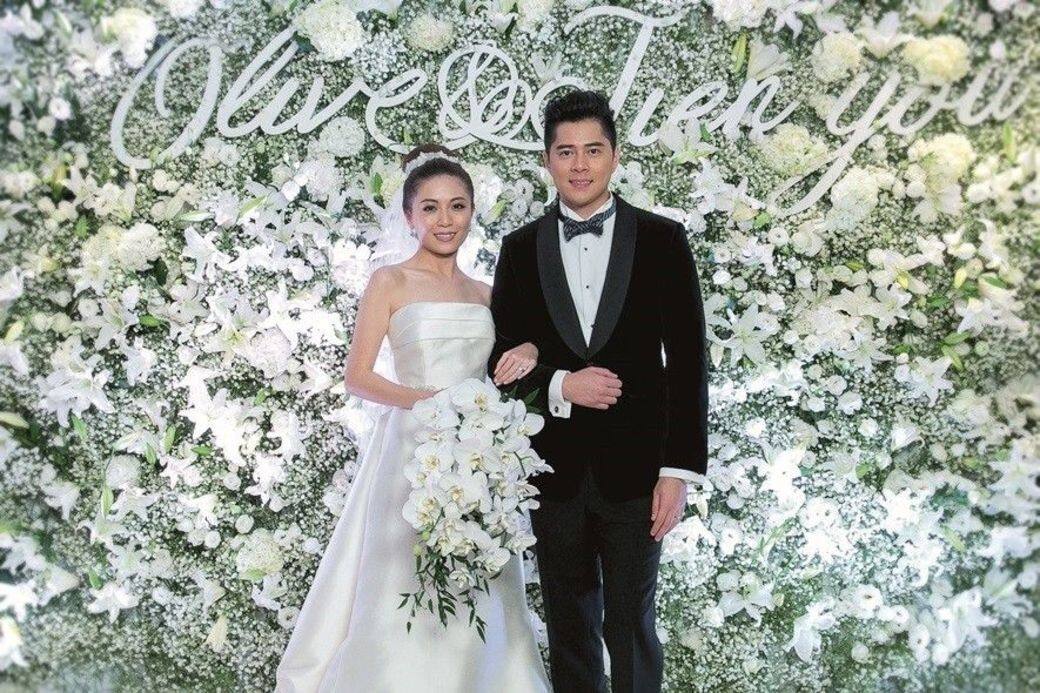 Shine成員徐天佑和拍拖8年的圈外女友結婚,兩人選擇在半島酒店Felix舉行 Shine成員徐天佑和拍拖8年的圈外女友結婚,兩人選擇在半島酒店Felix舉行