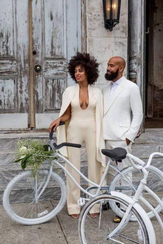 Beyoncé的妹妹Solange Knowles選擇了法國女裝設計師Stephane Rolland的披肩連身褲作爲行禮服裝。 Beyoncé的妹妹Solange Knowles選擇了法國女裝設計師Stephane Rolland的披肩連身褲作爲行禮服裝。