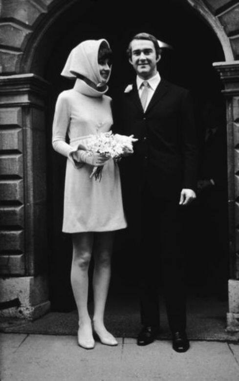 被譽爲「永遠淑女」的Audrey Hepburn(柯德莉夏萍)穿起一條淡粉紅色的連身裙,配搭白 被譽爲「永遠淑女」的Audrey Hepburn(柯德莉夏萍)穿起一條淡粉紅色的連身裙,配搭白