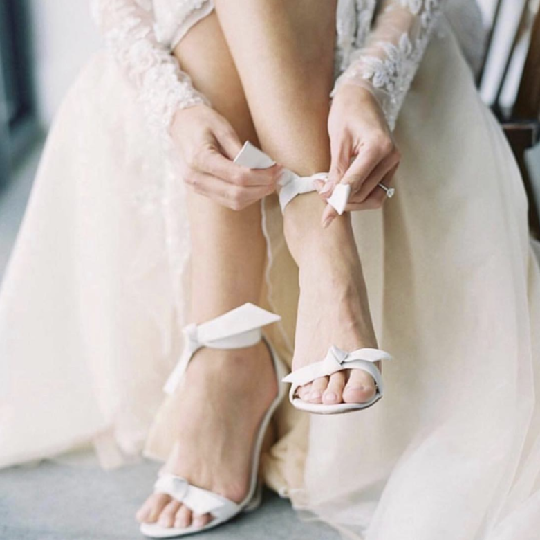 Alexandre Birman的招牌鞋款之一就是這款Clarita Sandal綁帶高跟鞋﻿，綁在腳踝的蝴蝶結可以