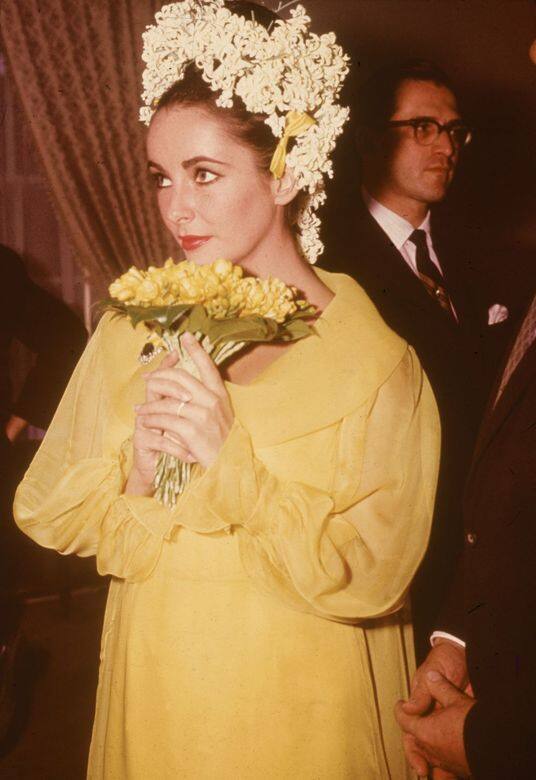擁有超罕見紫色瞳孔的女星Elizabeth Taylor，在婚禮中一改傳統，沒有穿著白色婚紗