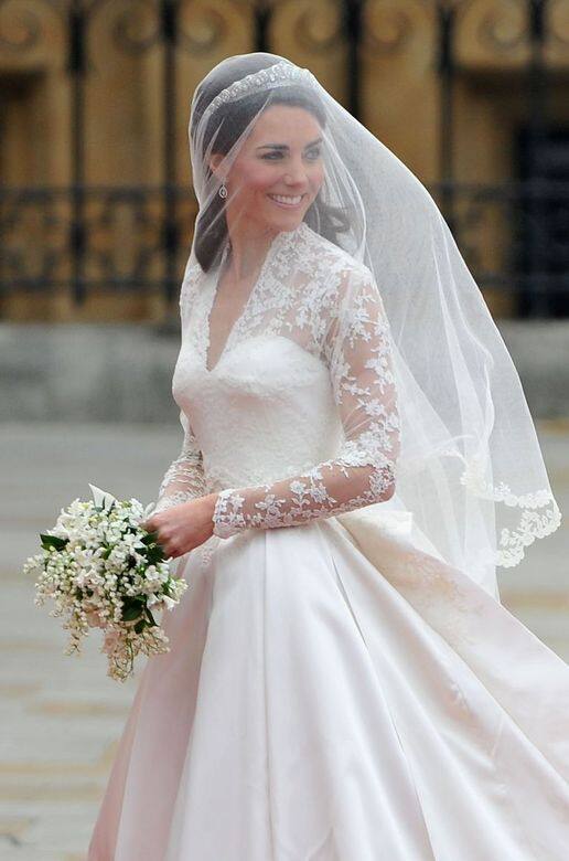 凱特王妃Kate Middleton在與威廉王子大婚當天,選擇了復古風格的婚紗,高貴典雅 凱特王妃Kate Middleton在與威廉王子大婚當天,選擇了復古風格的婚紗,高貴典雅