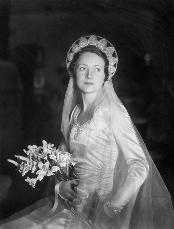 新娘在婚禮捧花束，也在1930年代漸漸普遍起來。花球讓新娘的整個婚禮造