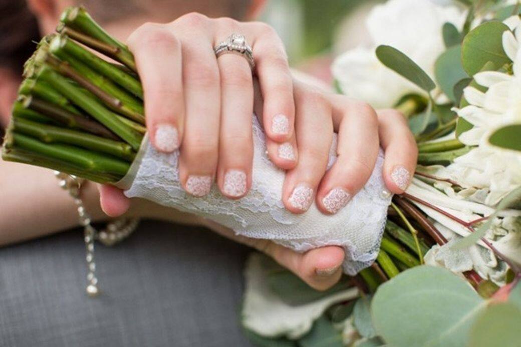 蕾絲散發出一種浪漫的氣息，加在新娘的指甲上，更顯優雅；尤其和白色婚