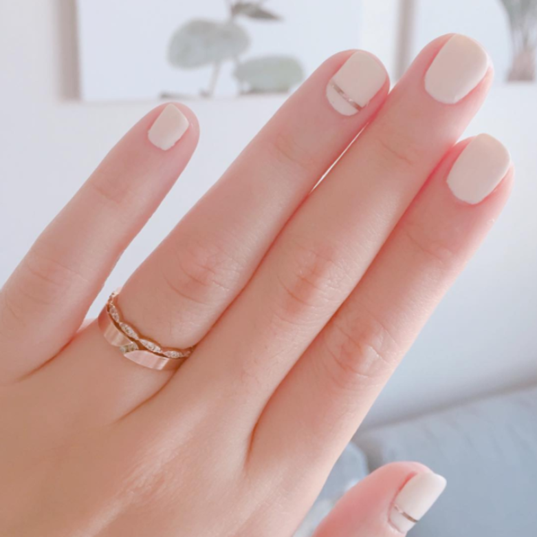 很多新娘和伴娘都喜歡粉嫩色調的指甲顏色，但又不想與其他人「撞指甲