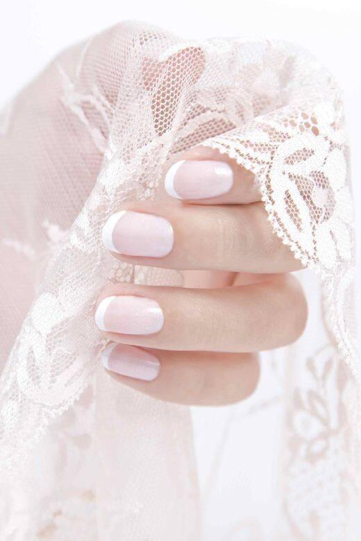 白色的french nails給人簡約而優雅的感覺,和白色婚紗。 白色的french nails給人簡約而優雅的感覺,和白色婚紗。