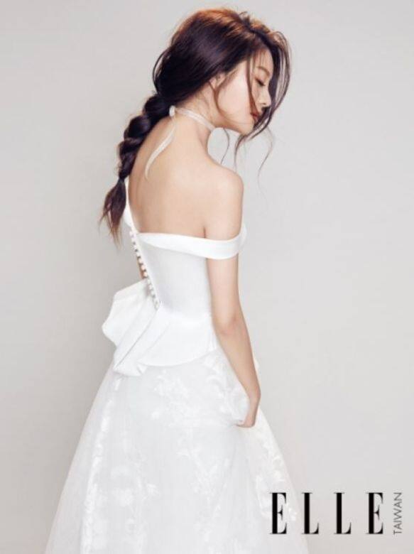 安以軒在拍攝ELLE Wedding台灣版封面時也大露美背,以典雅婚紗設計搭配緞帶 安以軒在拍攝ELLE Wedding台灣版封面時也大露美背,以典雅婚紗設計搭配緞帶