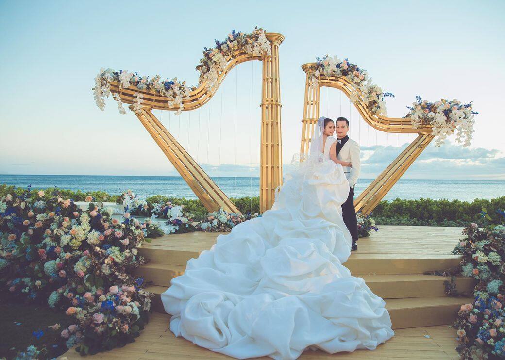 安以軒身穿法國設計師Stephane Rolland量身打造的高級訂製婚紗,在夏威夷舉辦海 安以軒身穿法國設計師Stephane Rolland量身打造的高級訂製婚紗,在夏威夷舉辦海