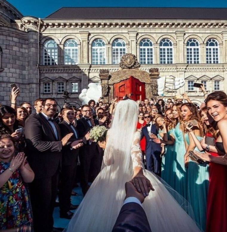 Instagram上最紅的Follow Me牽手情侶檔結婚啦!俄國攝影師Murad Osmann和電視節目主持人 Instagram上最紅的Follow Me牽手情侶檔結婚啦!俄國攝影師Murad Osmann和電視節目主持人