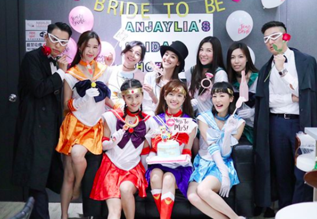 鬼馬的Anjaylia是美少女戰士的粉絲,為了滿足她的童年回憶,一班閨蜜在她的 鬼馬的Anjaylia是美少女戰士的粉絲,為了滿足她的童年回憶,一班閨蜜在她的