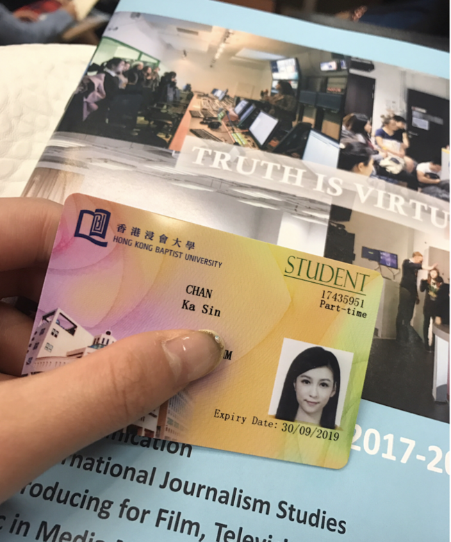 嘉倩BB長相實在甜美,所以受到網民寵愛,當她在上月宣傳辭職回歸校園攻讀國際新聞學碩士時,網民一邊不捨,一邊擔心嘉倩BB同學能否專心上課呢。 嘉倩BB長相實在甜美,所以受到網民寵愛,當她在上月宣傳辭職回歸校園攻讀國際新聞學碩士時,網民一邊不捨,一邊擔心嘉倩BB同學能否專心上課呢。