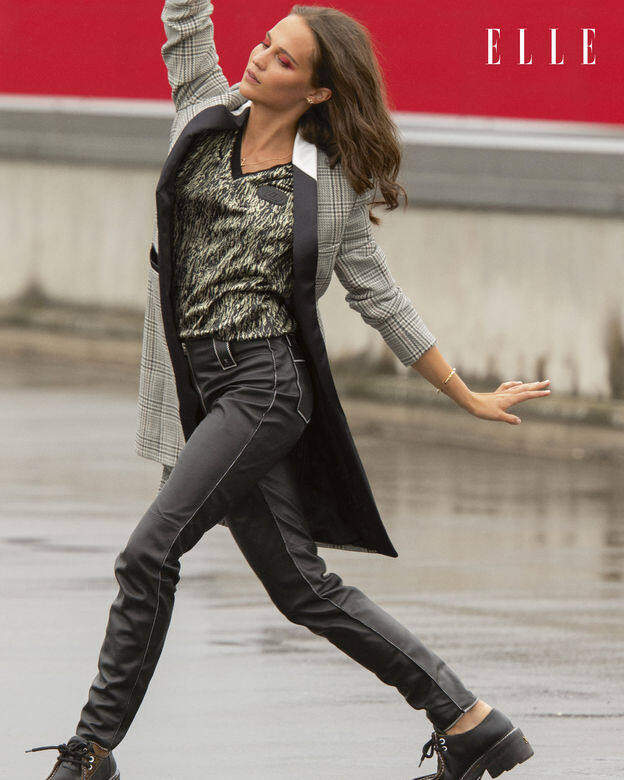 訪問以網絡視訊的方式進行,Alicia Vikander 梳着有如芭蕾舞伶一樣的髮髻,耳上戴 訪問以網絡視訊的方式進行,Alicia Vikander 梳着有如芭蕾舞伶一樣的髮髻,耳上戴