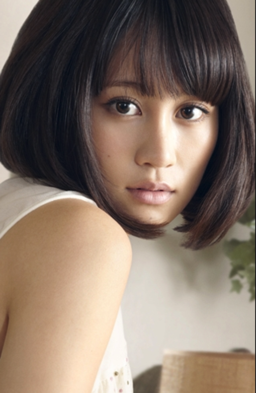 在投選中佔第一位的,是首位出嫁的成員前田敦子。這張「昭和臉」的星途平 在投選中佔第一位的,是首位出嫁的成員前田敦子。這張「昭和臉」的星途平