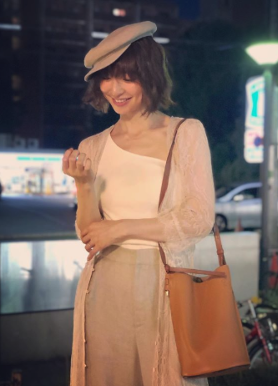 畢業後,篠田麻里子不像其他成員般繼續在幕前演出,一直對時裝有興趣 畢業後,篠田麻里子不像其他成員般繼續在幕前演出,一直對時裝有興趣