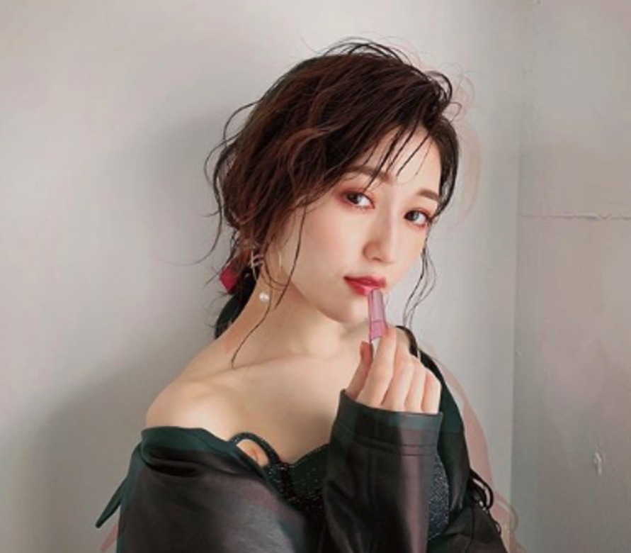 渡邊擁有典型偶像look,長期梳孖辮,入行以來一直予人勤力肯博的正面印 渡邊擁有典型偶像look,長期梳孖辮,入行以來一直予人勤力肯博的正面印