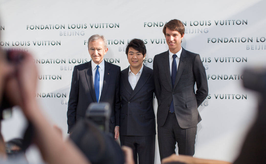 其實早在Alexandre Arnault從巴黎綜合理工學院(École Polytechnique)完成碩士學位後,便加入LVMH集團 其實早在Alexandre Arnault從巴黎綜合理工學院(École Polytechnique)完成碩士學位後,便加入LVMH集團