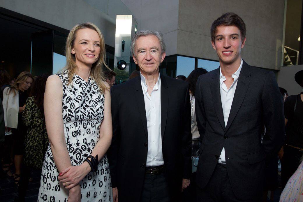 而Bernard Arnault的舉措更讓人奠定,Alexandre Arnault在LVMH集團的重要位置。Arnault家族五名子女中 而Bernard Arnault的舉措更讓人奠定,Alexandre Arnault在LVMH集團的重要位置。Arnault家族五名子女中