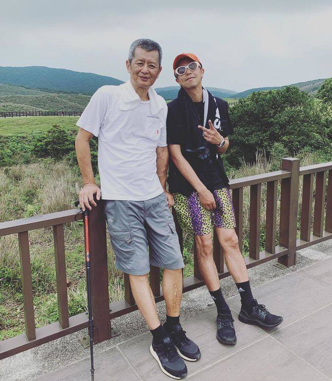 除了圈內人緣好,小鬼同時也是圈中出名孝順的藝人 除了圈內人緣好,小鬼同時也是圈中出名孝順的藝人