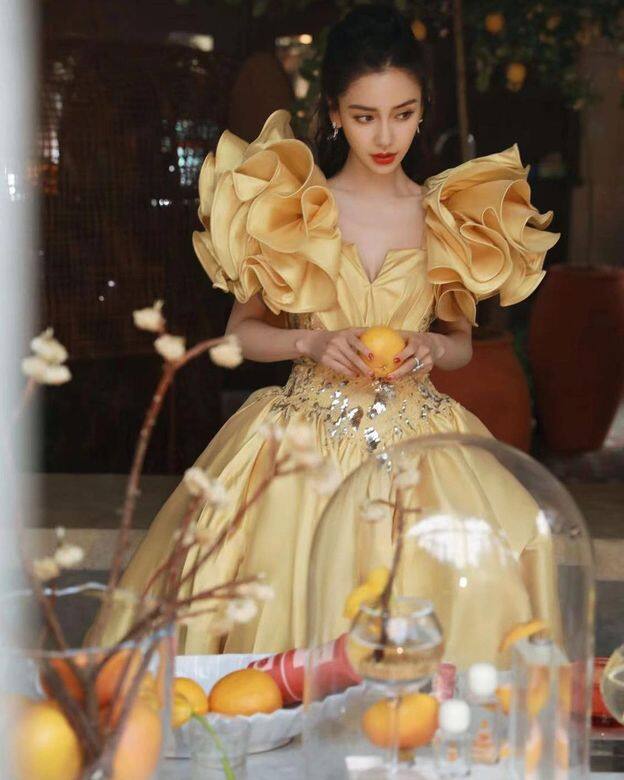 Angelababy自從與黃曉明公開戀情後,由寂寂無名的香港𡃁模殺入神州大地,人氣急 Angelababy自從與黃曉明公開戀情後,由寂寂無名的香港𡃁模殺入神州大地,人氣急