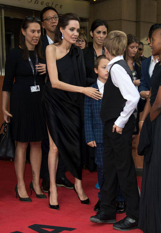 Angelina Jolie 於大約3年前向Brad Pitt提出離婚,今年4月正式回復單身。她與這個第 Angelina Jolie 於大約3年前向Brad Pitt提出離婚,今年4月正式回復單身。她與這個第