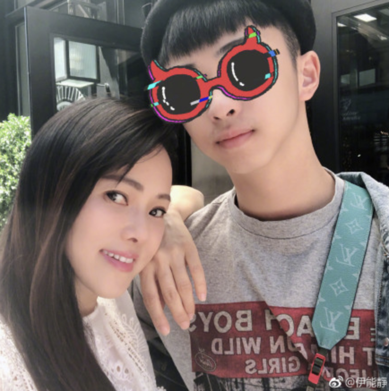 伊能靜作為超人媽媽,一向挨得苦的,但她卻在節目中爆了一句:「我跟你是 伊能靜作為超人媽媽,一向挨得苦的,但她卻在節目中爆了一句:「我跟你是