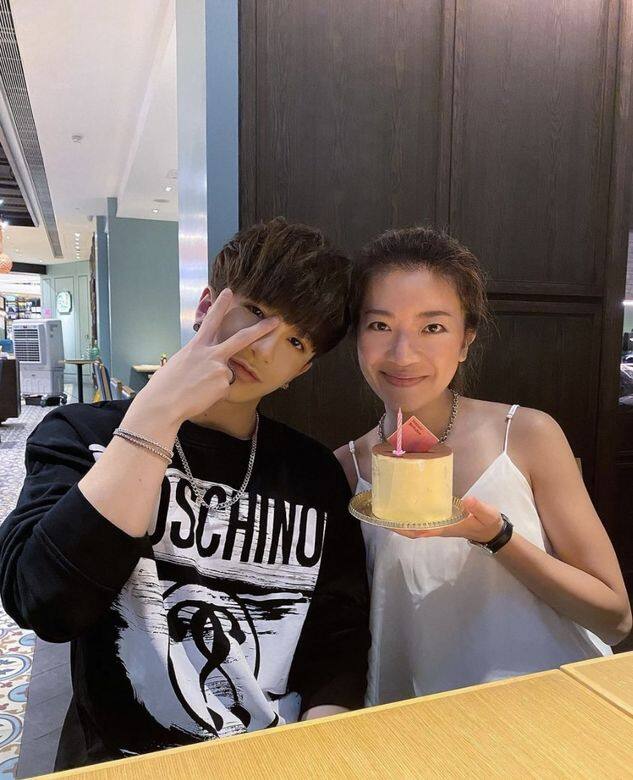 教主在兒時會與比他大三歲的姐姐一同模仿Twins唱歌,一個扮阿Sa,一個扮阿嬌,可見姐弟間感情非常要好。 教主在兒時會與比他大三歲的姐姐一同模仿Twins唱歌,一個扮阿Sa,一個扮阿嬌,可見姐弟間感情非常要好。