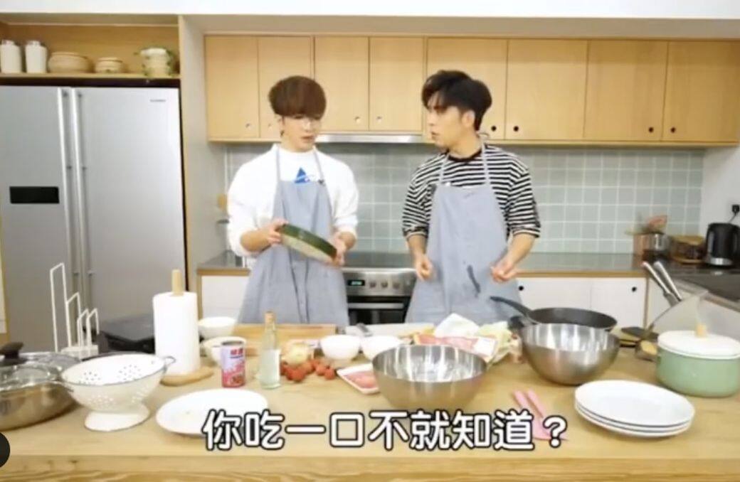 Anson在個人Youtube Channel展示廚藝,煮出無味的卡邦尼意粉和「生煎原塊冬瓜」,跟《大叔的愛》裡廚藝了得的阿牧大相逕庭! Anson在個人Youtube Channel展示廚藝,煮出無味的卡邦尼意粉和「生煎原塊冬瓜」,跟《大叔的愛》裡廚藝了得的阿牧大相逕庭!