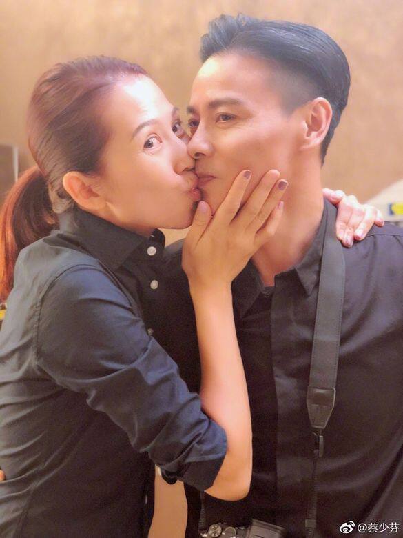 蔡少芬與張晉結婚多年,夫婦二人相當甜蜜 蔡少芬與張晉結婚多年,夫婦二人相當甜蜜