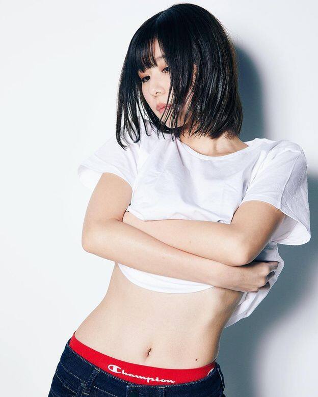 有村藍里整容後亦變得信心大增,她更趁着30歲推出性感寫真《Brand New Day》,大 有村藍里整容後亦變得信心大增,她更趁着30歲推出性感寫真《Brand New Day》,大