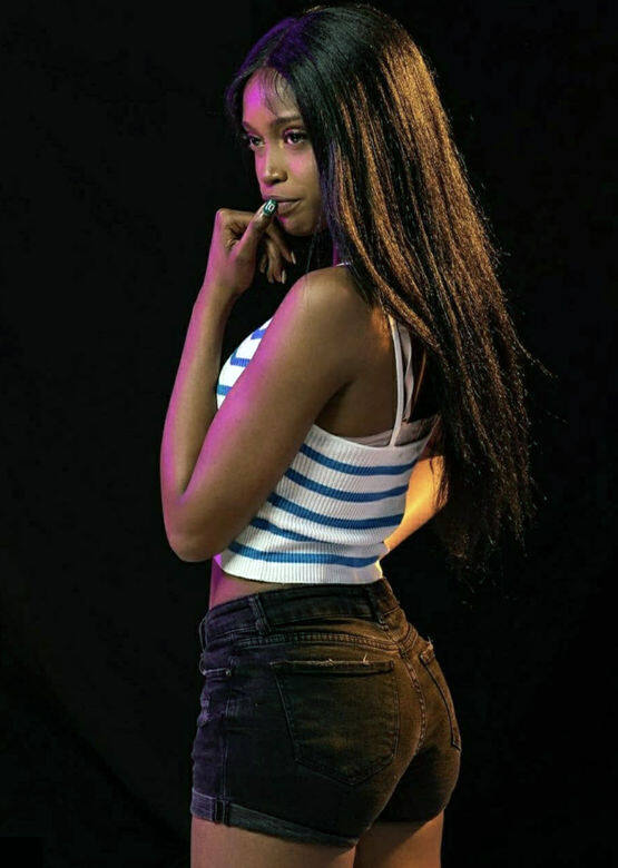 Fatou全名Fatou Samba,現年25歲,在Black Swan裡主力擔任rapper及跳舞。她出生於非洲塞內加 Fatou全名Fatou Samba,現年25歲,在Black Swan裡主力擔任rapper及跳舞。她出生於非洲塞內加