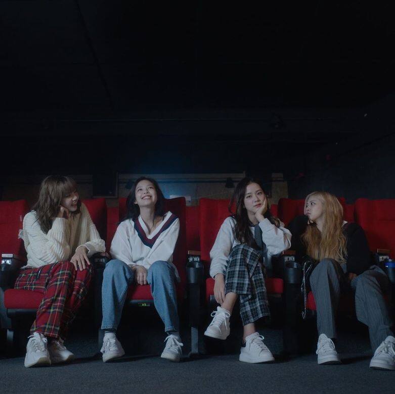 片中除了有與 BLACKPINK 團員 JISOO 片中除了有與 BLACKPINK 團員 JISOO