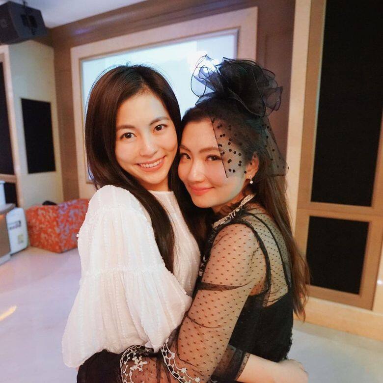 家姐Selina是台灣天團S.H.E成員,18歲時參加美少女大賽入行,組成S.H.E 家姐Selina是台灣天團S.H.E成員,18歲時參加美少女大賽入行,組成S.H.E