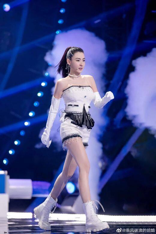 張柏芝在短片中化身情報官「張百知」,講廣東話大騷精湛演技,非常帥氣。只 張柏芝在短片中化身情報官「張百知」,講廣東話大騷精湛演技,非常帥氣。只