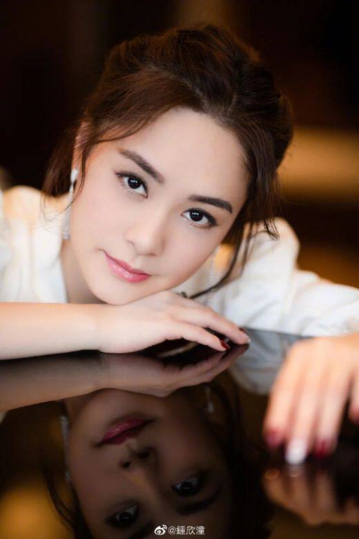 阿嬌鍾欣潼本名鍾狄珊,後來父母又為她改名為鍾嘉勵,希望她能勵精圖 阿嬌鍾欣潼本名鍾狄珊,後來父母又為她改名為鍾嘉勵,希望她能勵精圖