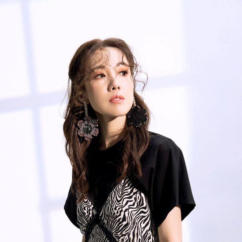 香港小姐出身的李施嬅,本名原為李詩韻,出道以來一直星路平平;反而後 香港小姐出身的李施嬅,本名原為李詩韻,出道以來一直星路平平;反而後