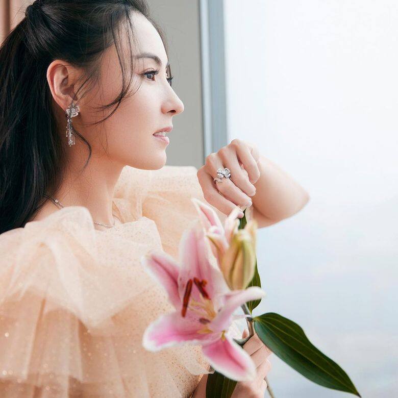 在娛樂圈,最出名的當然是影后張栢芝,她的父親張仁勇,被稱為鬍鬚勇,傳 在娛樂圈,最出名的當然是影后張栢芝,她的父親張仁勇,被稱為鬍鬚勇,傳
