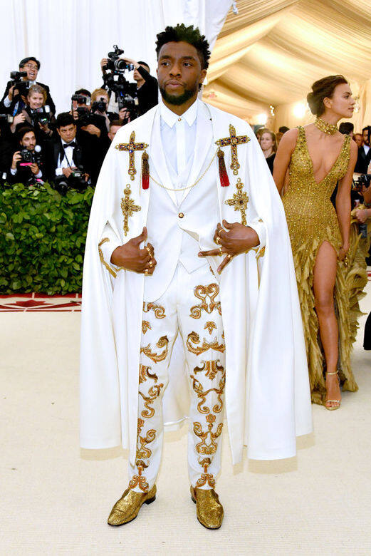 Chadwick Boseman是荷里活公認的時尚型男,穿搭用色非常大膽,曾在 Met Gala 以一套金色 Chadwick Boseman是荷里活公認的時尚型男,穿搭用色非常大膽,曾在 Met Gala 以一套金色