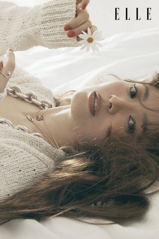 ELLE:為甚麼你會想成為一名女演員,想從自己的表演中為觀眾帶 來甚麼? 宋 ELLE:為甚麼你會想成為一名女演員,想從自己的表演中為觀眾帶 來甚麼? 宋