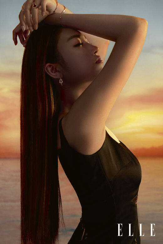 ELLE:擁有如此身高優勢,有打籃球嗎? E.Y.:沒有!我從不玩球類運動。 ELLE:運動時 ELLE:擁有如此身高優勢,有打籃球嗎? E.Y.:沒有!我從不玩球類運動。 ELLE:運動時