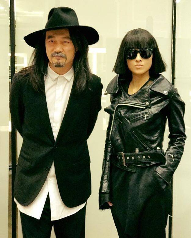 最近黃偉文的生日派對上, 阿徐扮川久保玲,而Eason則扮山本耀司,兩位都入 最近黃偉文的生日派對上, 阿徐扮川久保玲,而Eason則扮山本耀司,兩位都入