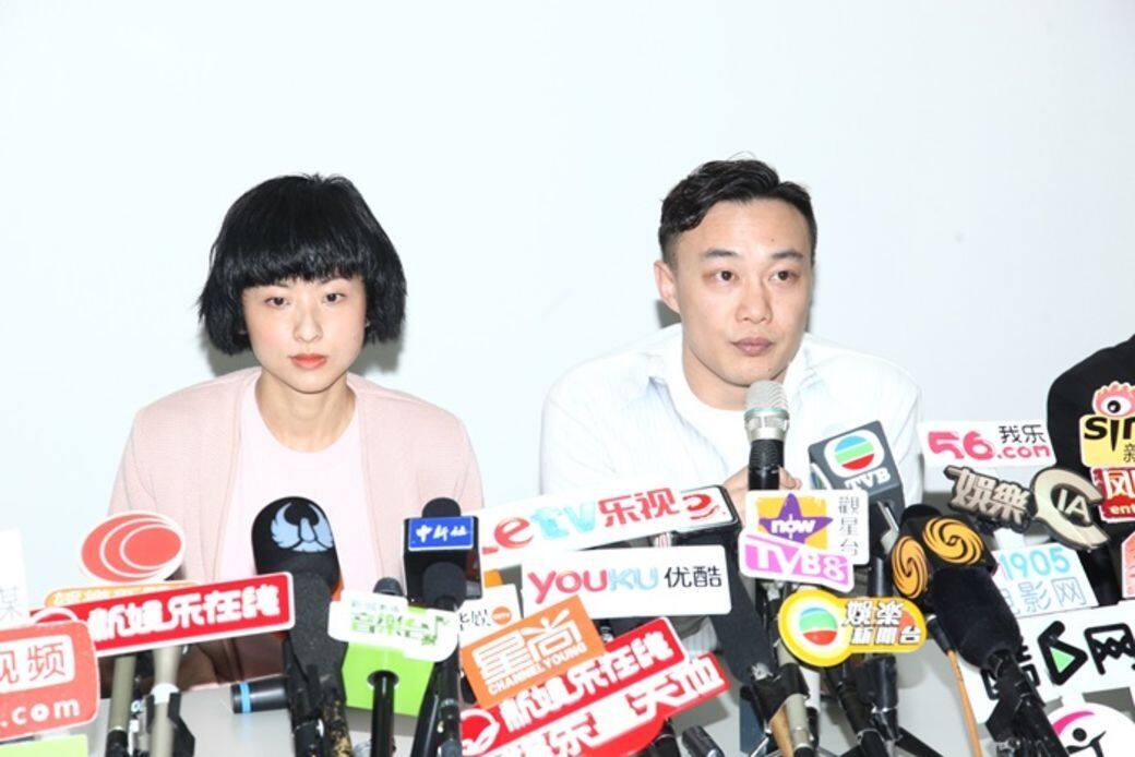 其實Eason和阿徐也曾經歷關係的低潮期,阿徐透露因為意外懷上了包包,令 其實Eason和阿徐也曾經歷關係的低潮期,阿徐透露因為意外懷上了包包,令