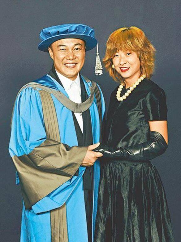 2014年Kingston University頒授Honors Degree of Arts榮譽博士給Eason,以表揚他於音樂上的貢獻和推動 2014年Kingston University頒授Honors Degree of Arts榮譽博士給Eason,以表揚他於音樂上的貢獻和推動