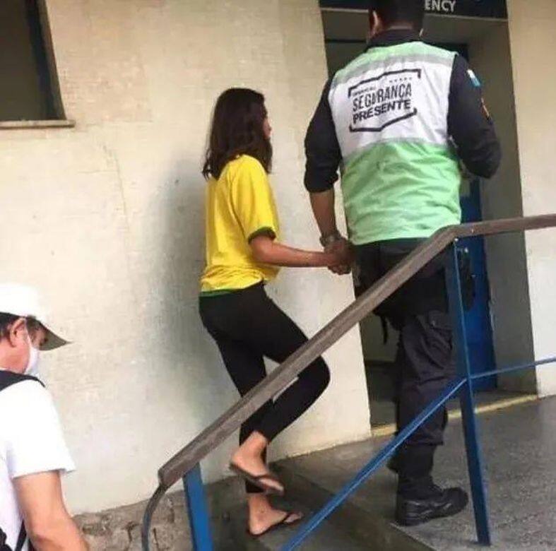 豐特斯被離奇發現於里約熱內盧的貧民窟,據目擊人士指出,她已在貧民 豐特斯被離奇發現於里約熱內盧的貧民窟,據目擊人士指出,她已在貧民