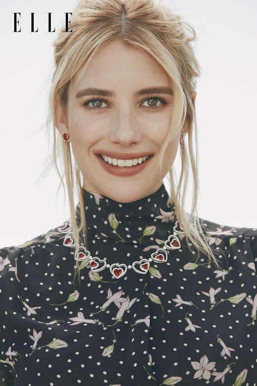 早上 10 時的洛杉磯比華利山,在一幢帶有復古氣息的現代建築裡,Emma Roberts 坐 早上 10 時的洛杉磯比華利山,在一幢帶有復古氣息的現代建築裡,Emma Roberts 坐