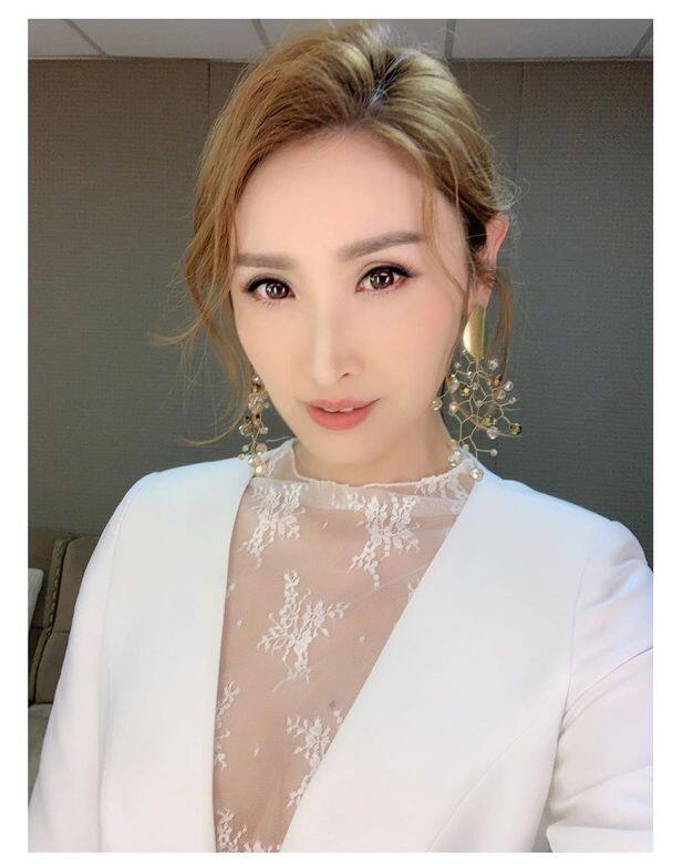 陳貝兒是知名演唱會監製陳永鎬千金,她在加拿大大學畢業後便回流香 陳貝兒是知名演唱會監製陳永鎬千金,她在加拿大大學畢業後便回流香