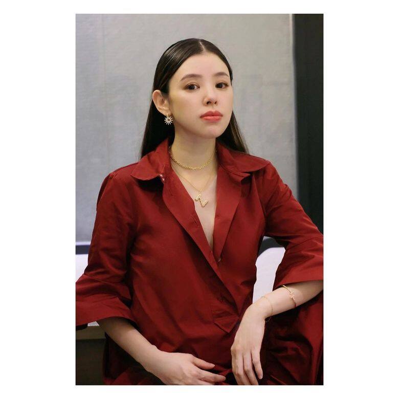 Zoie以歌手身份出道,2000年與日本公司簽約成為小室哲哉家族成員,2007年與 Zoie以歌手身份出道,2000年與日本公司簽約成為小室哲哉家族成員,2007年與