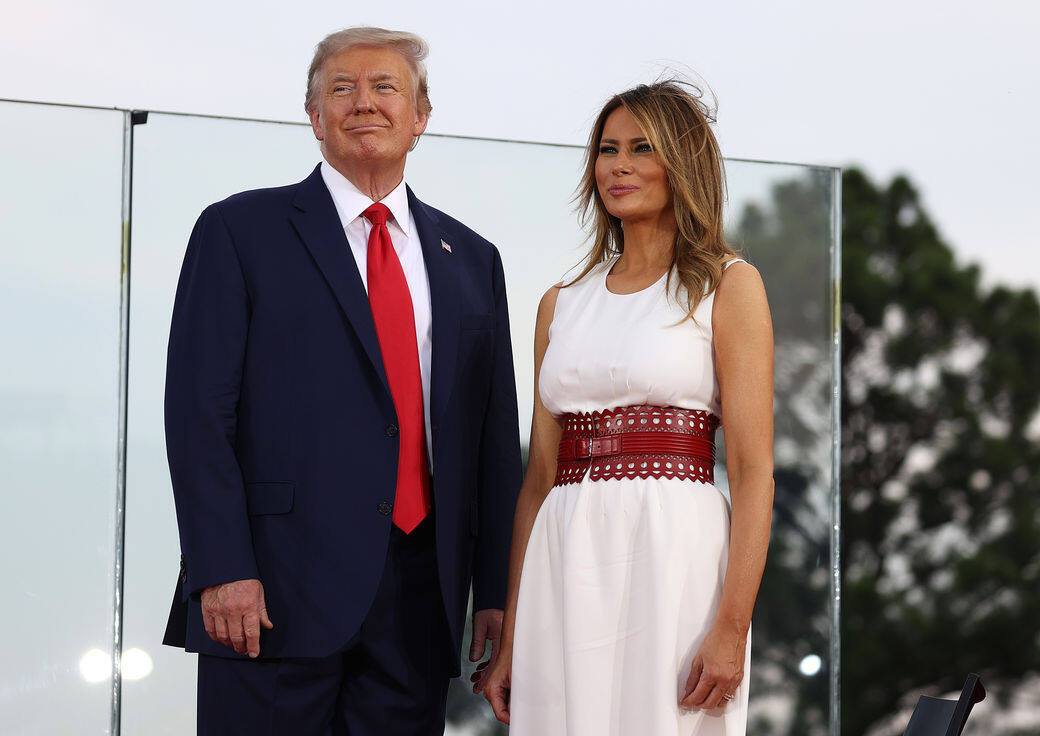 因此有網友質疑當日現身的其實是替身演員,#FakeMelania 一詞更成為了Twitter熱門搜 因此有網友質疑當日現身的其實是替身演員,#FakeMelania 一詞更成為了Twitter熱門搜