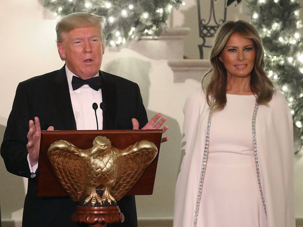 其實除了用替身的陰謀論外,過往甚至因為Melania曾經於外交晚宴中與普京 其實除了用替身的陰謀論外,過往甚至因為Melania曾經於外交晚宴中與普京