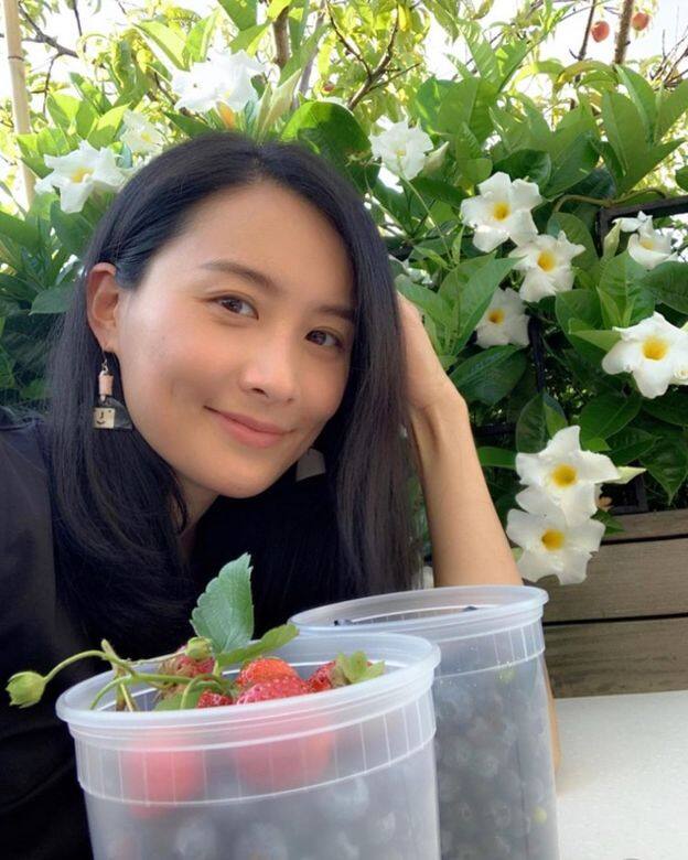 在學校以學霸成績畢業後,法拉被美國著名經理人公司United Talent Agency(UTA)看中,與 在學校以學霸成績畢業後,法拉被美國著名經理人公司United Talent Agency(UTA)看中,與