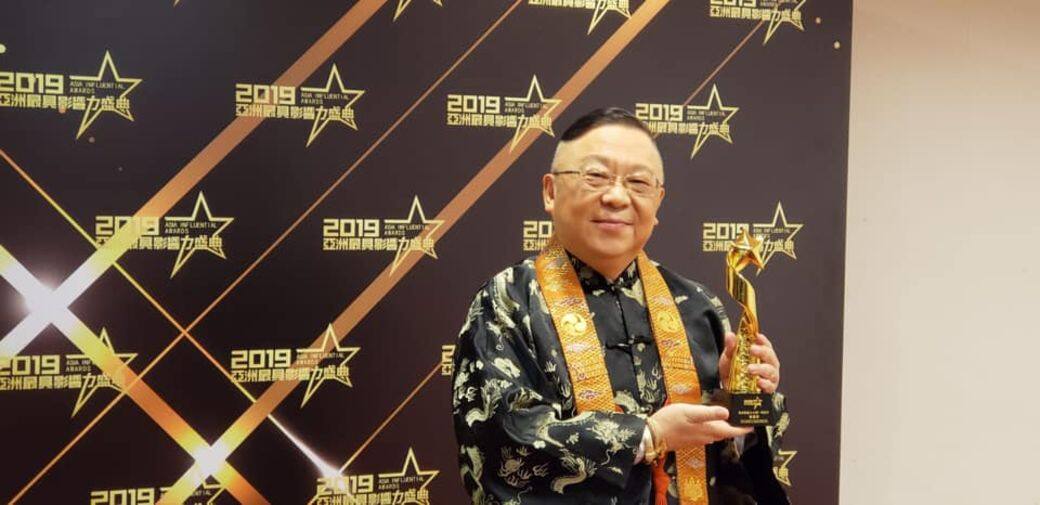 香港的獵奇雜誌早年曾有不俗銷量,李居明便是在獵奇的《奇聞雜誌》撰寫風水命理,後到台灣學習密宗佛理。早年有主演電影《大迷信》系列,近年李居明仍有在商台開咪講風水及,並在疫症期間發表收看卡通片《龍珠》有助緩解疫情的妙論,引起社會以玄學討論疫情。 香港的獵奇雜誌早年曾有不俗銷量,李居明便是在獵奇的《奇聞雜誌》撰寫風水命理,後到台灣學習密宗佛理。早年有主演電影《大迷信》系列,近年李居明仍有在商台開咪講風水及,並在疫症期間發表收看卡通片《龍珠》有助緩解疫情的妙論,引起社會以玄學討論疫情。
